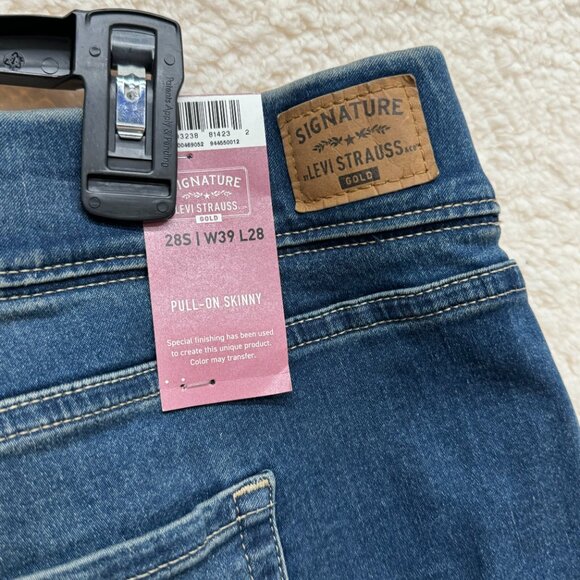 930. Size 28 Short - SIGNATURE by LEVI'S Pull On Skinny Jeans Denim Shaping NEW - Picture 7 of 10